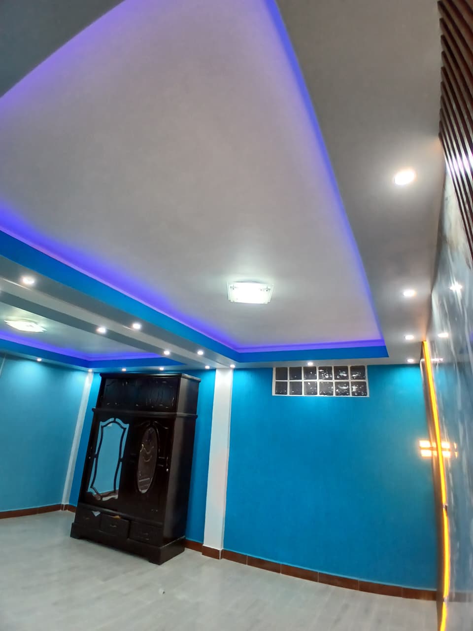 Cielo raso con detalles decorativos en sala de reuniones