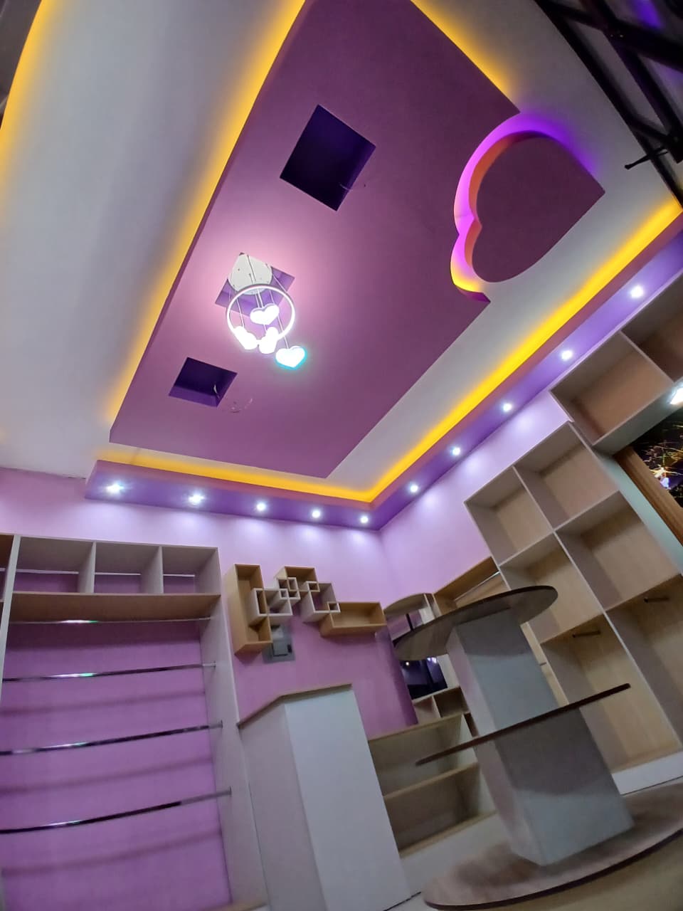 Cielo raso moderno con iluminación ambiental