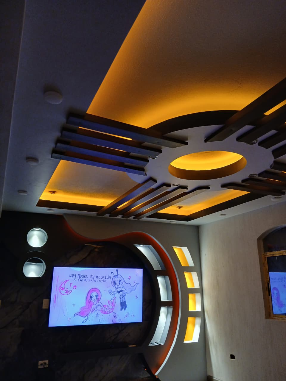 Cielo raso decorativo con detalles modernos