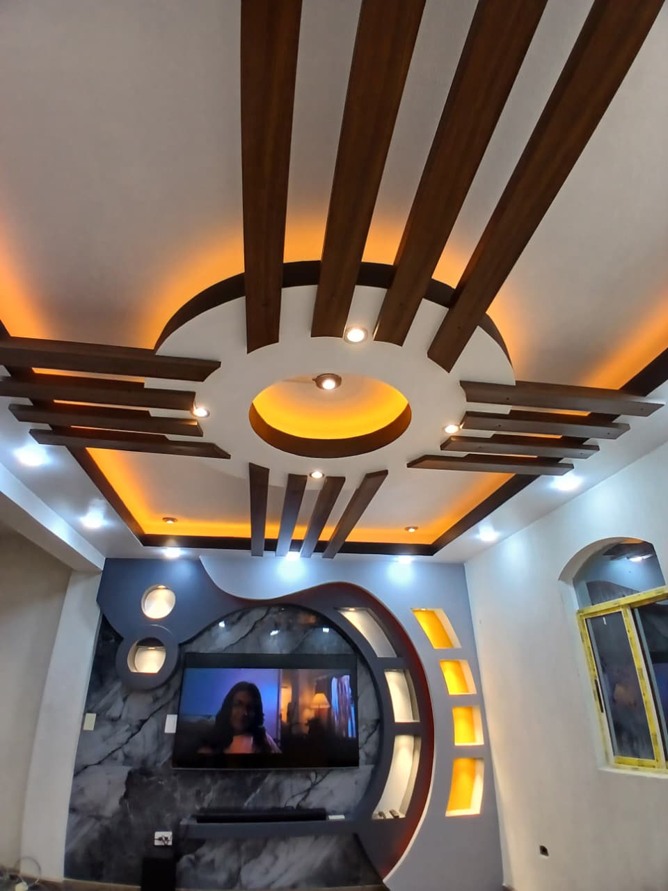 Cielo raso en área residencial con iluminación LED