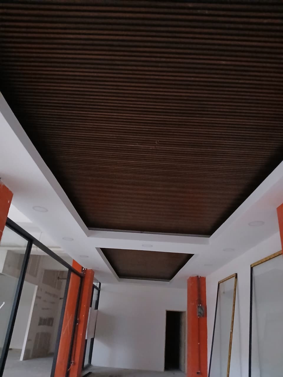 Cielo raso profesionalmente instalado en sala principal