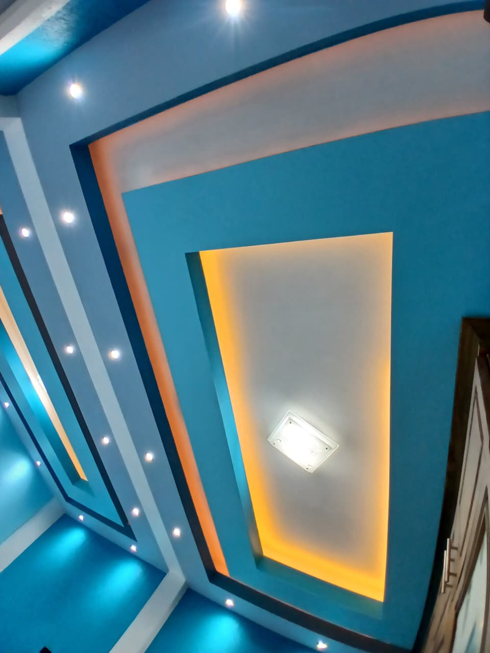 Detalle de diseño moderno de cielo raso