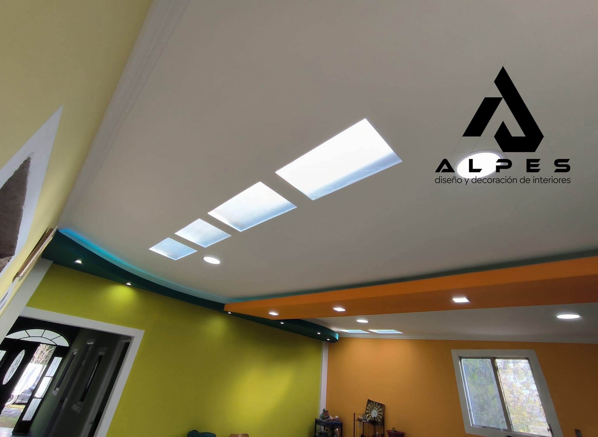 Cielo raso en oficina con iluminación indirecta