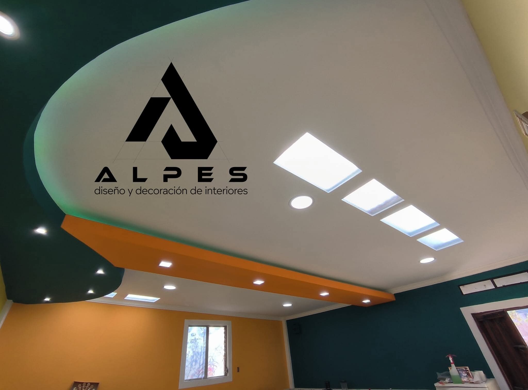 Cielo raso moderno en comedor residencial