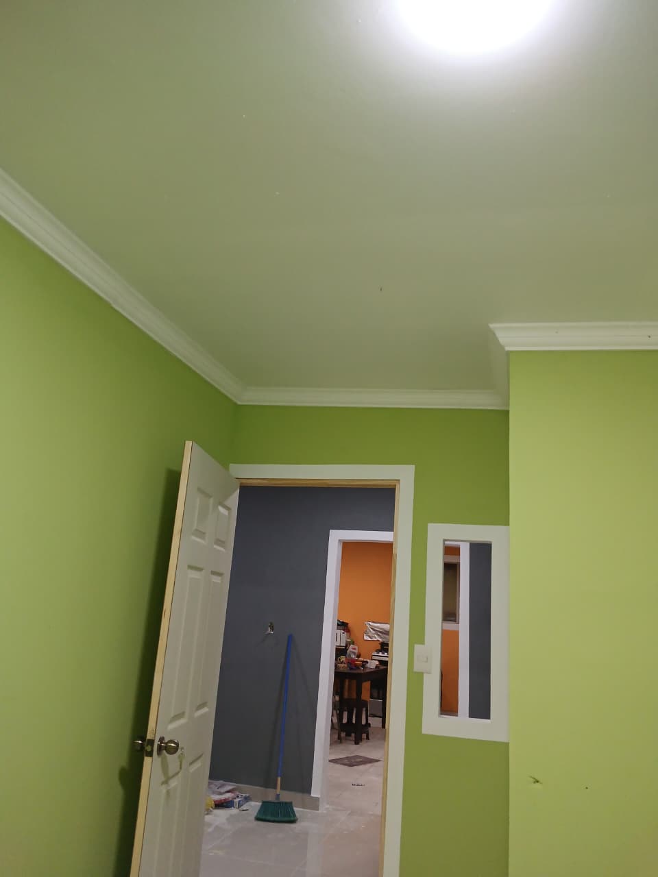 Detalle de cielo raso moderno en oficina