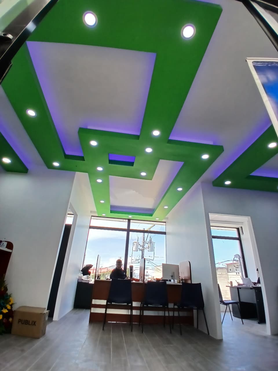 Cielo raso con diseño moderno para sala de estar