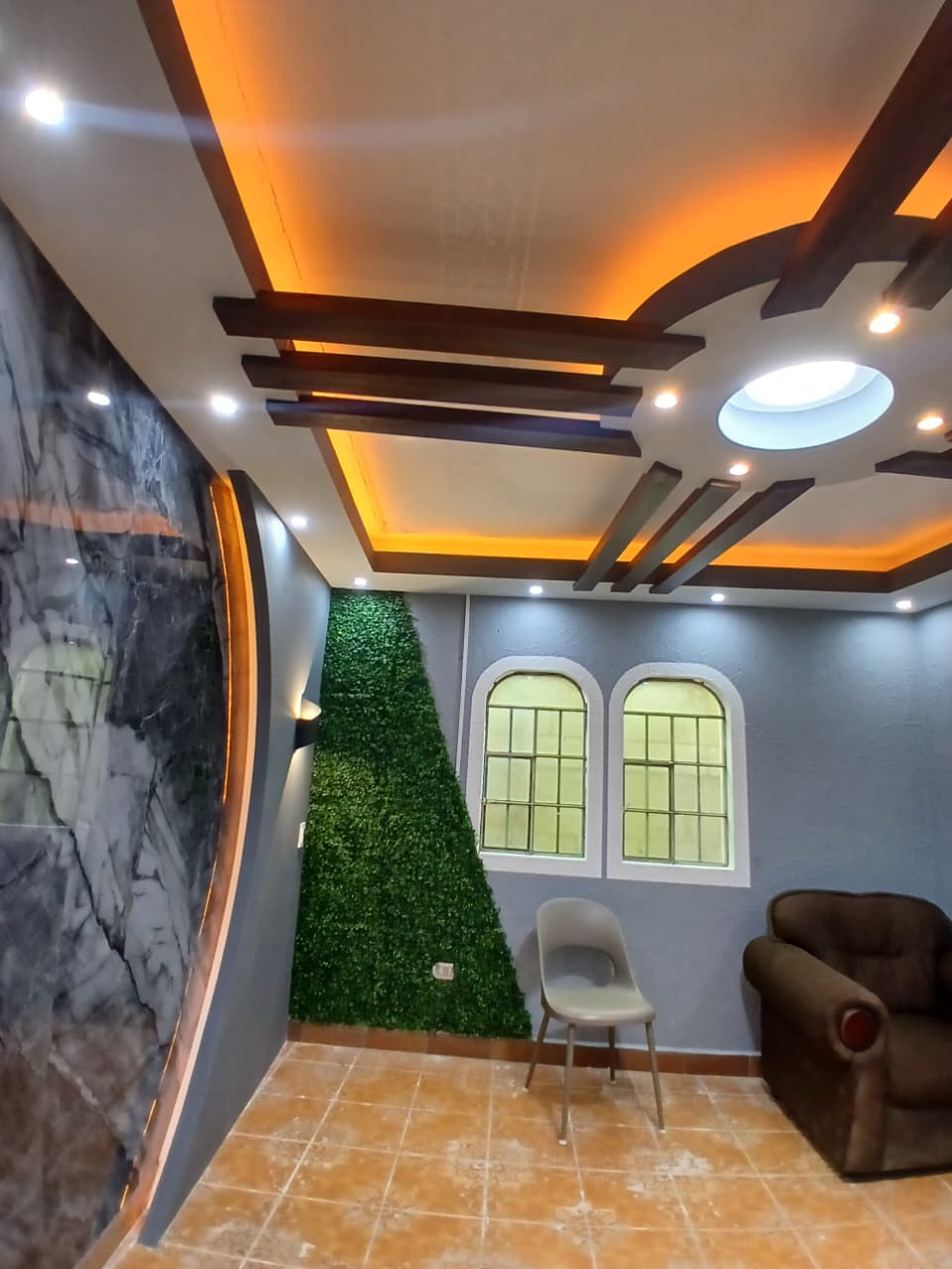 Cielo raso moderno en oficina corporativa