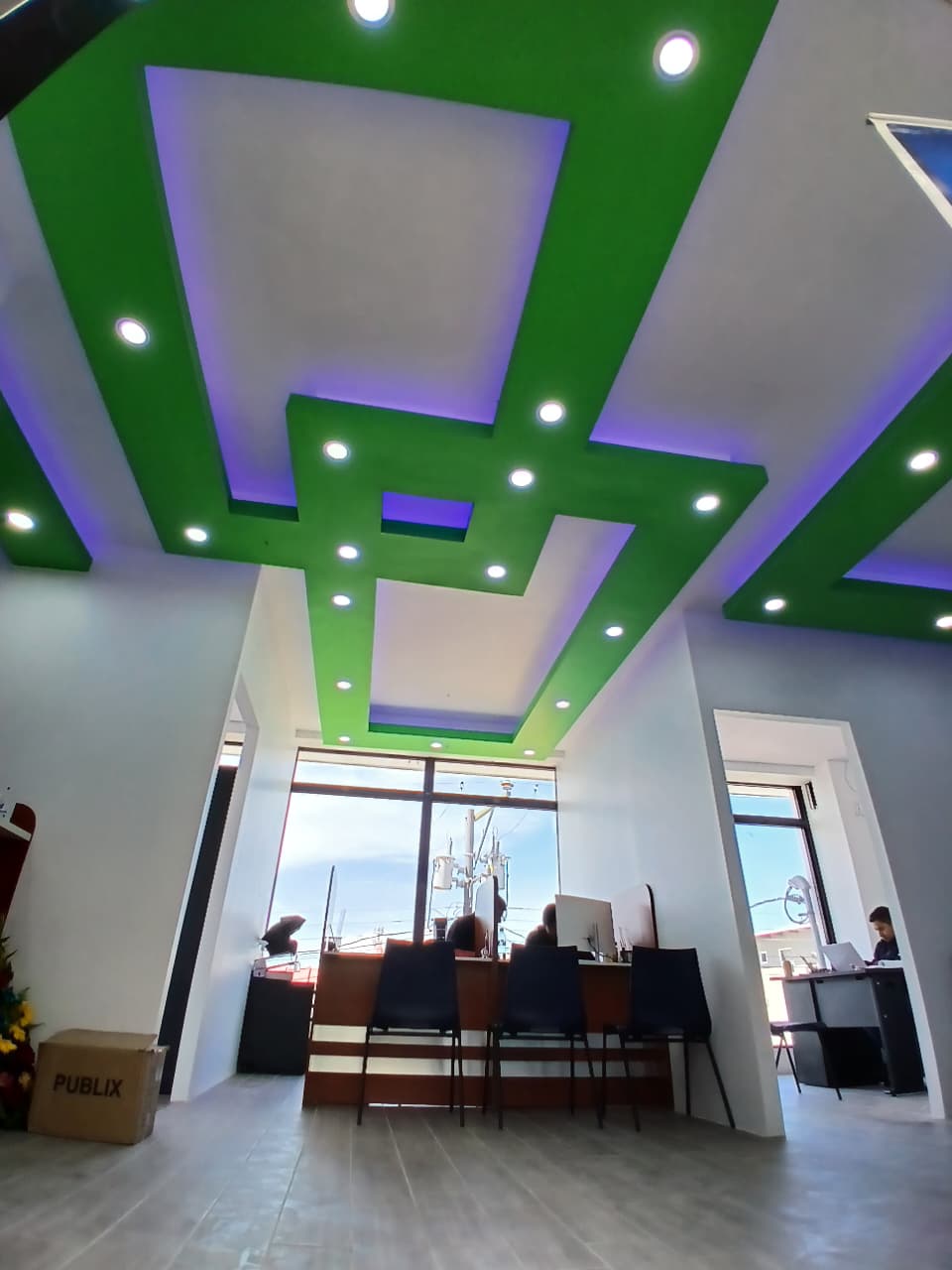 División de oficina con cielo raso moderno blanco