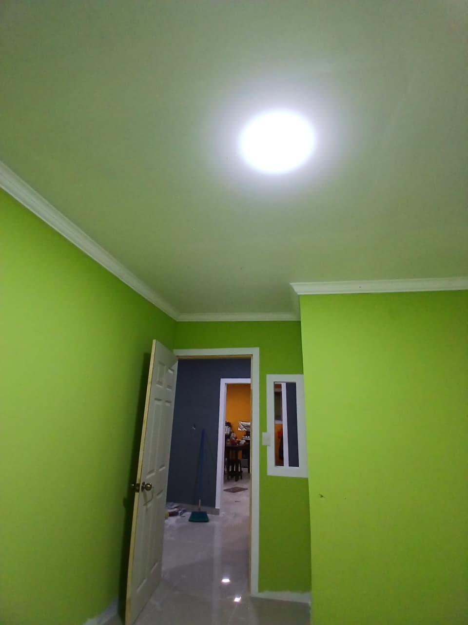 Divisiones de espacios con paneles acústicos y techo moderno