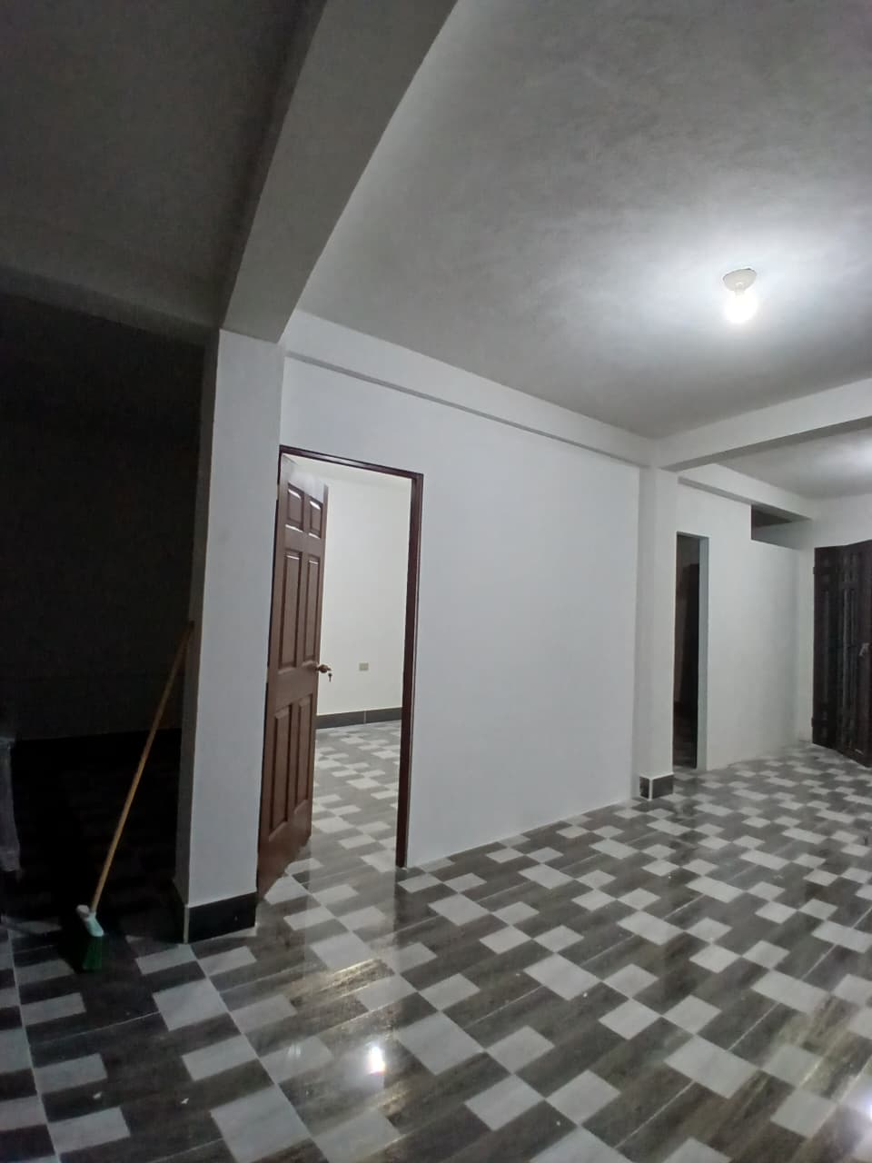 Divisiones de oficina con acabado en madera y cielo raso