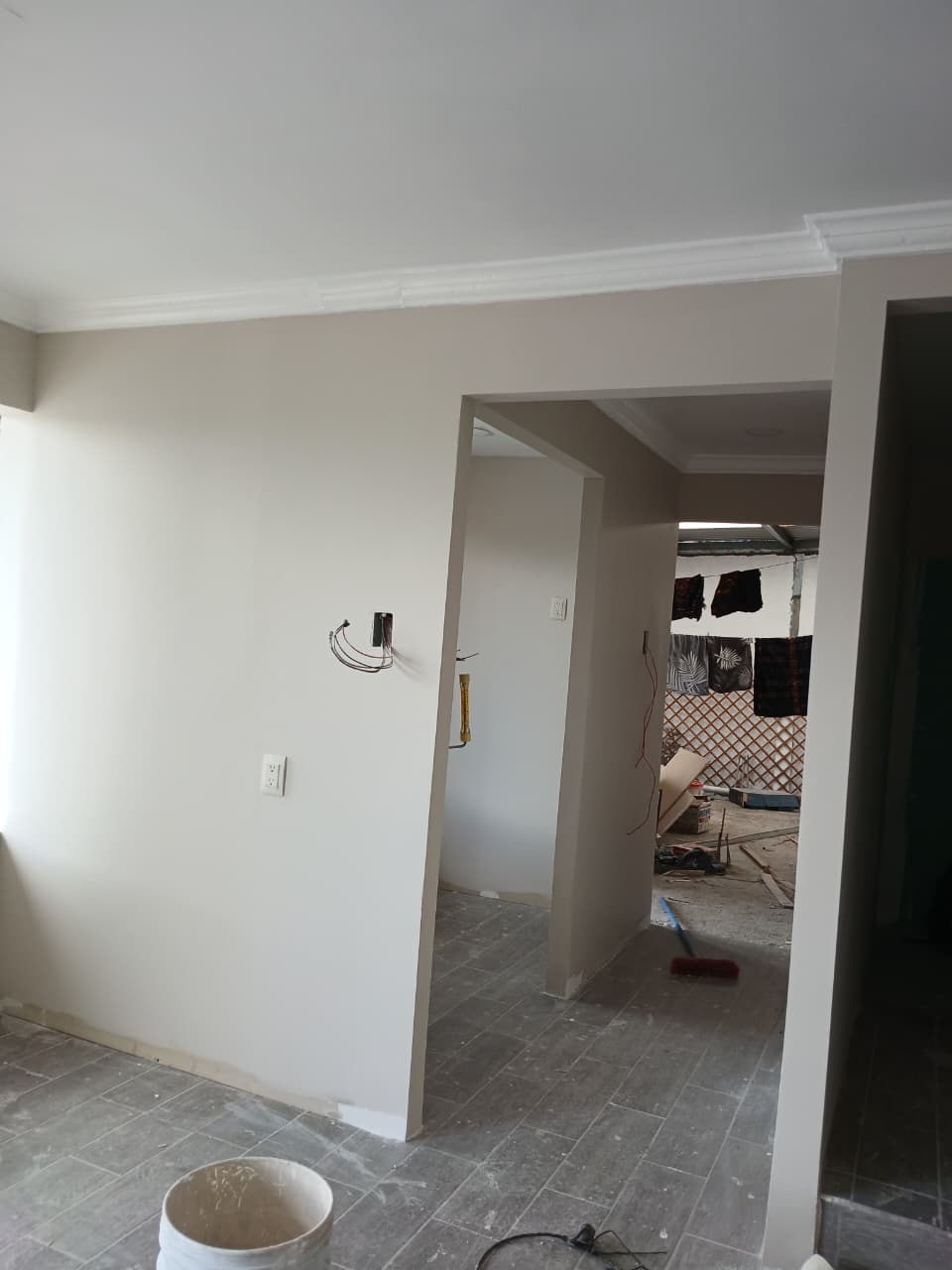 Cielo raso acústico instalado en sala de conferencias