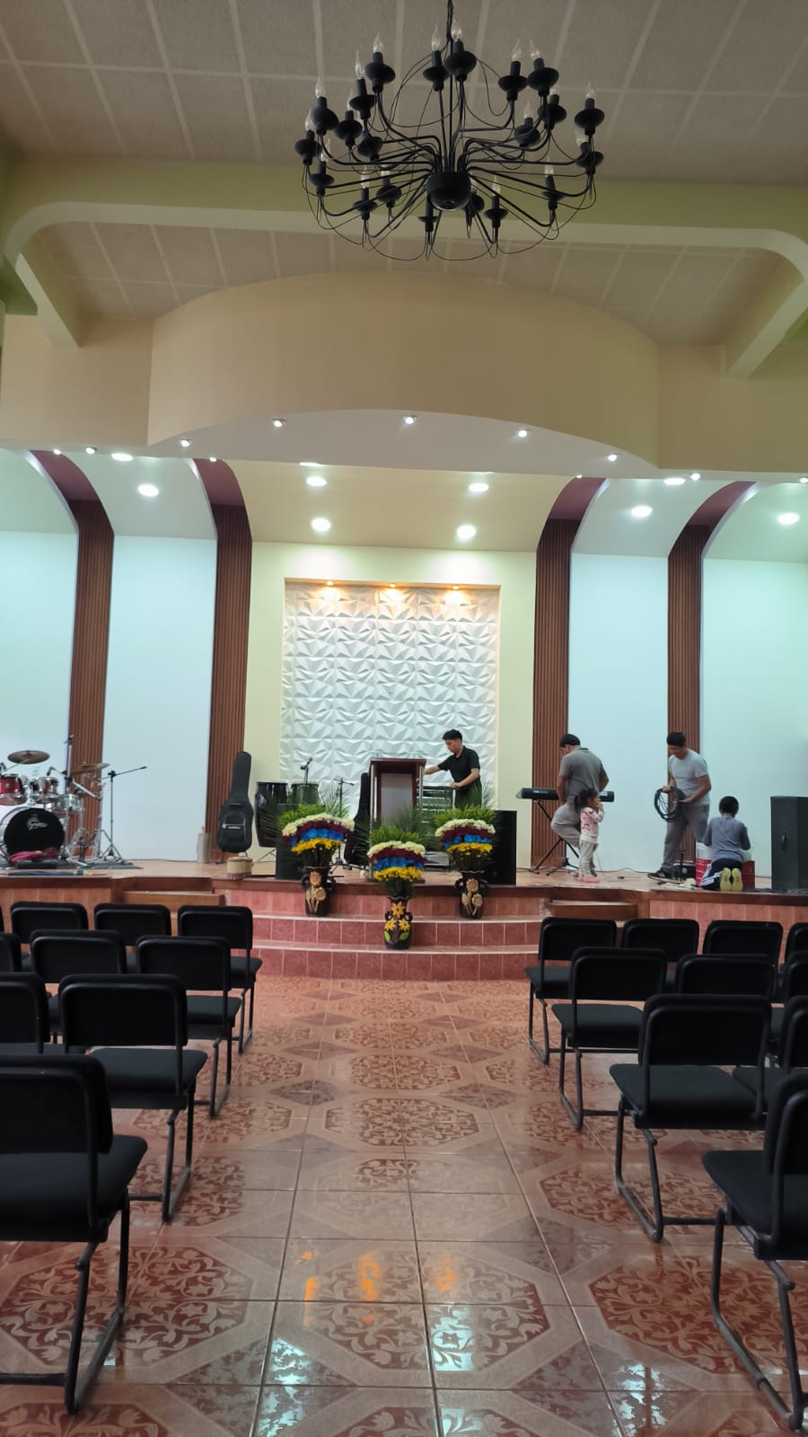 Escenario completo con cielo raso iluminado, imagen 5