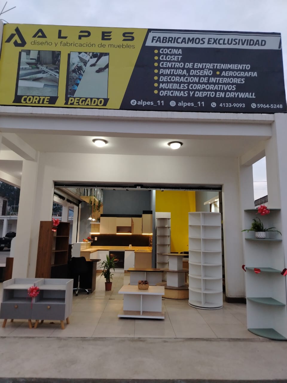 Tienda física con muebles modernos disponibles para la venta