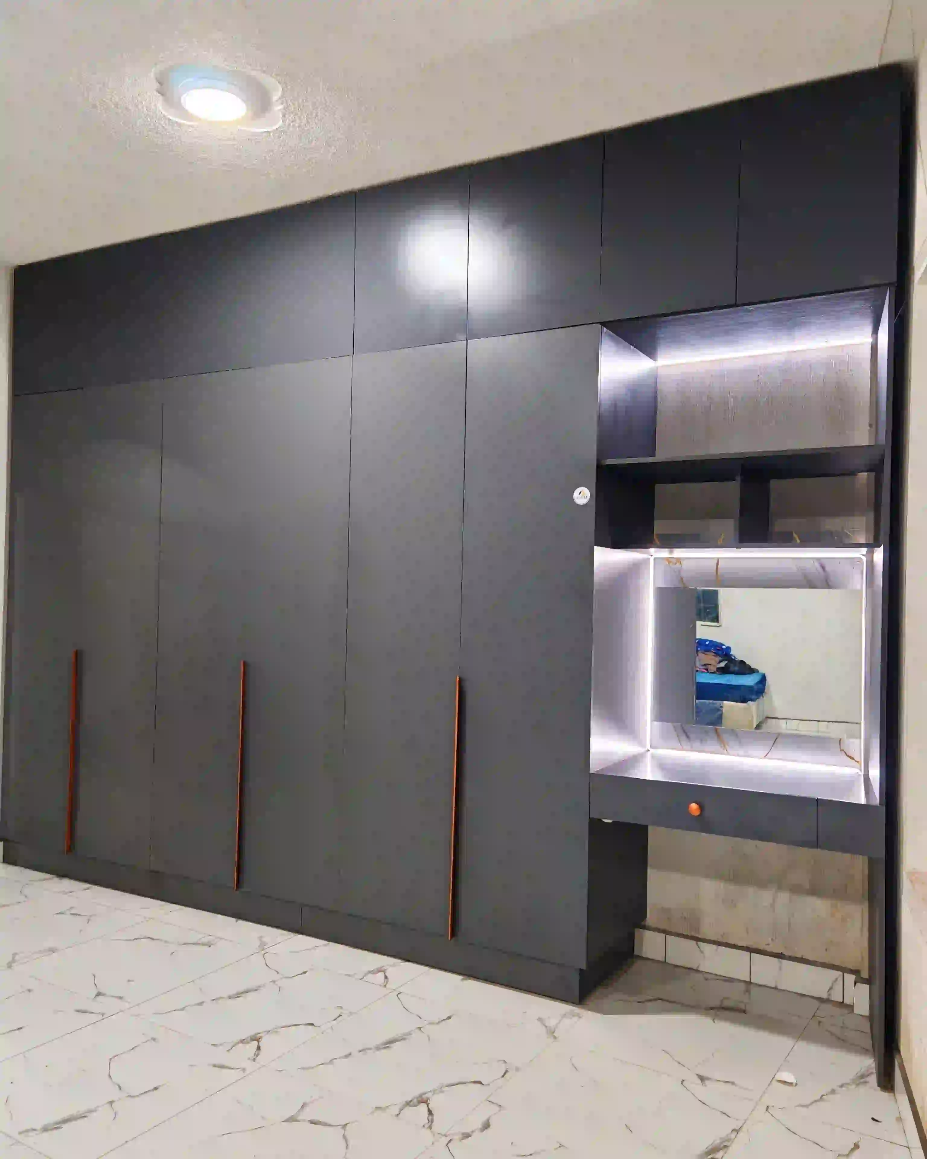 Closet moderno para dormitorio principal 10