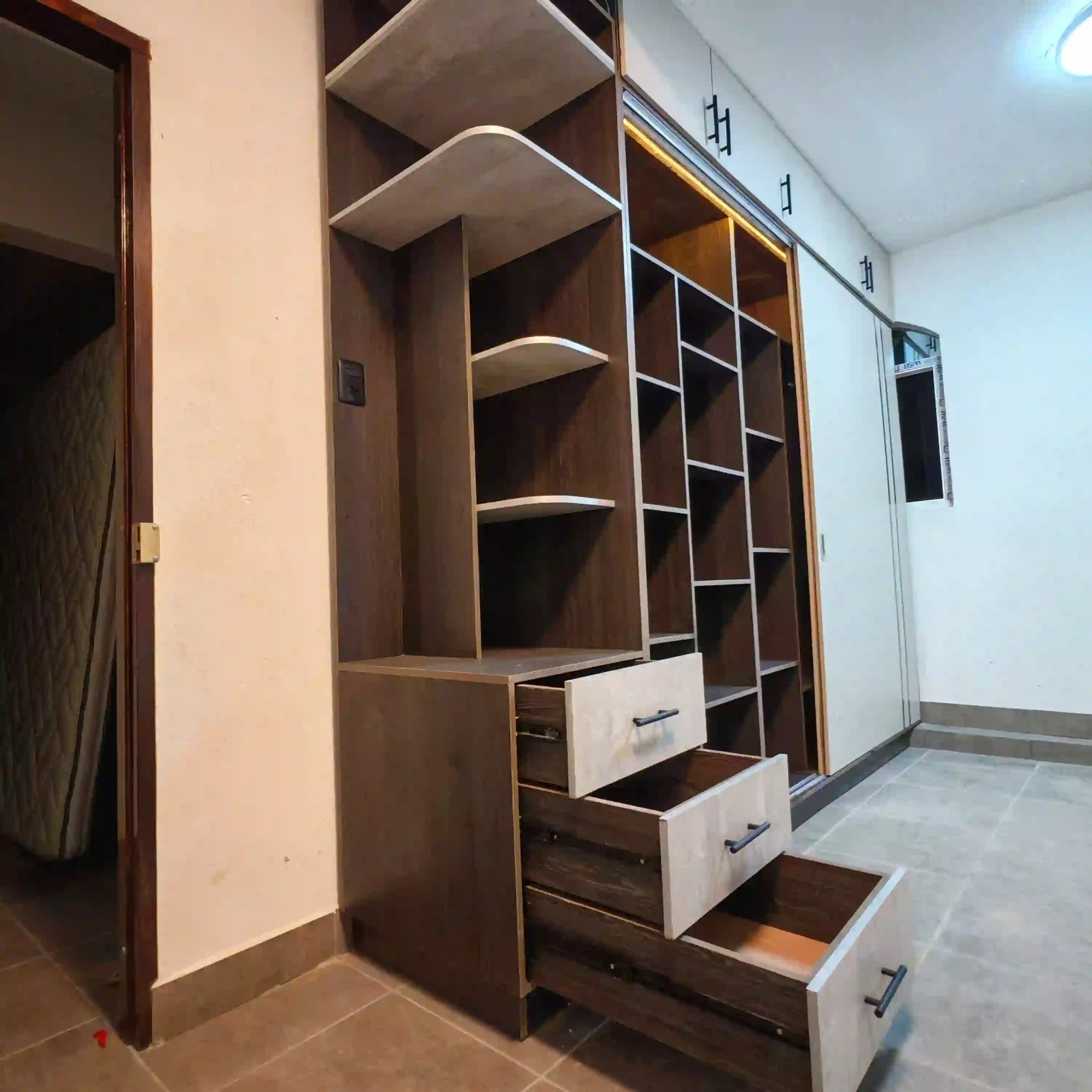 Closet elegante con acabado natural 11