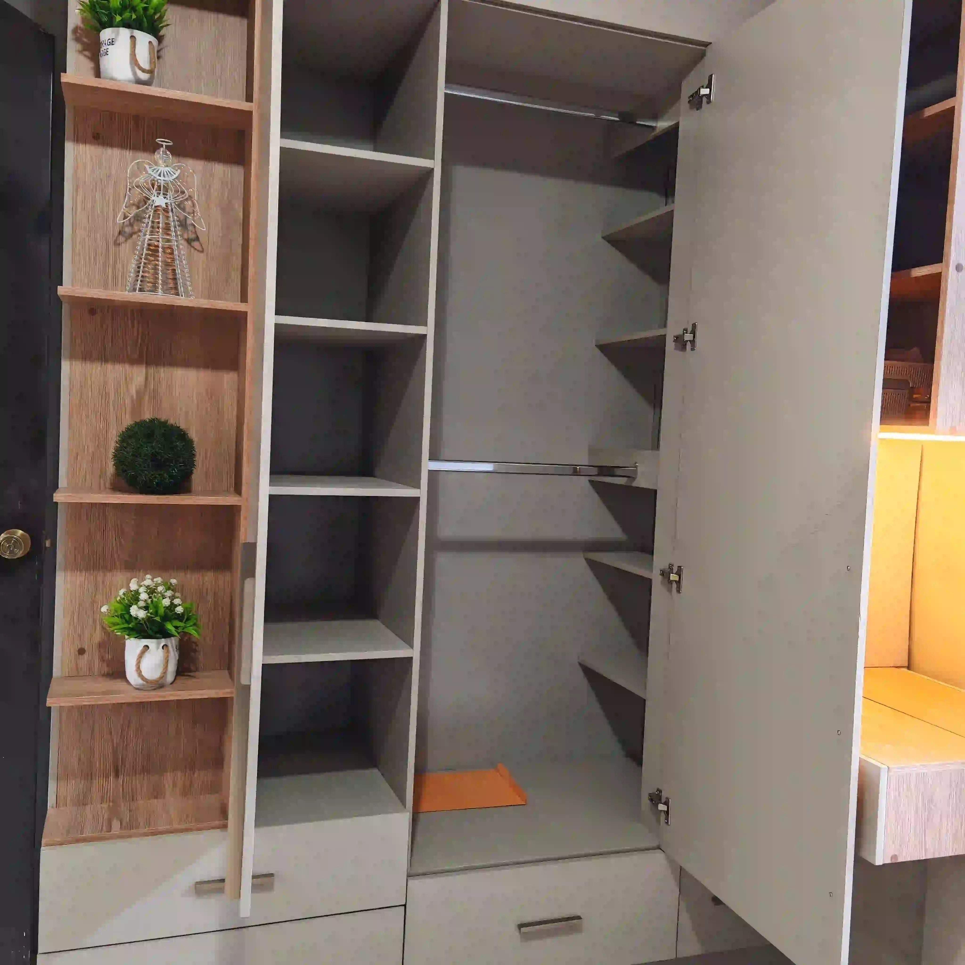 Closet de madera oscura y elegante 14