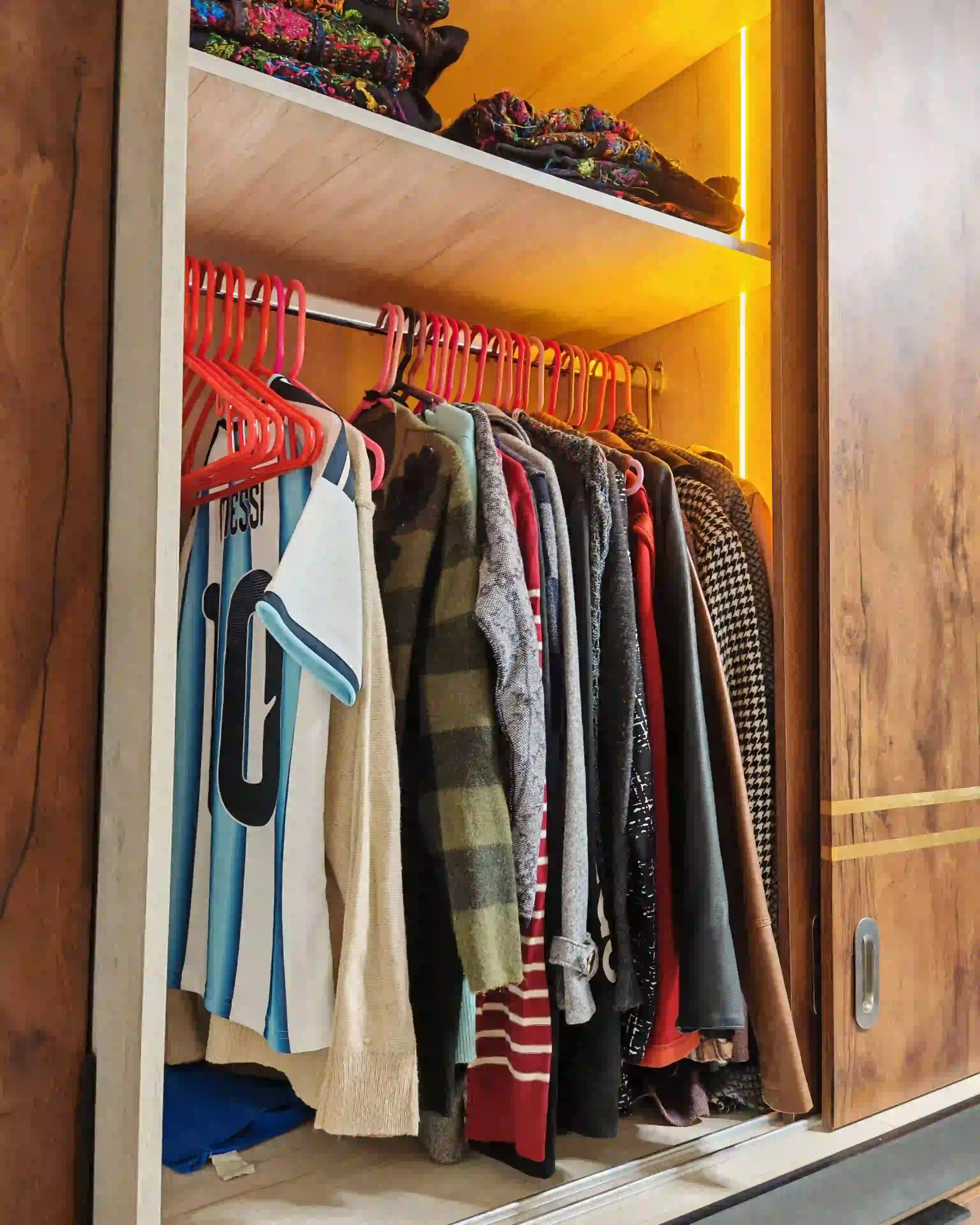 Closet con diseño moderno y funcional 17