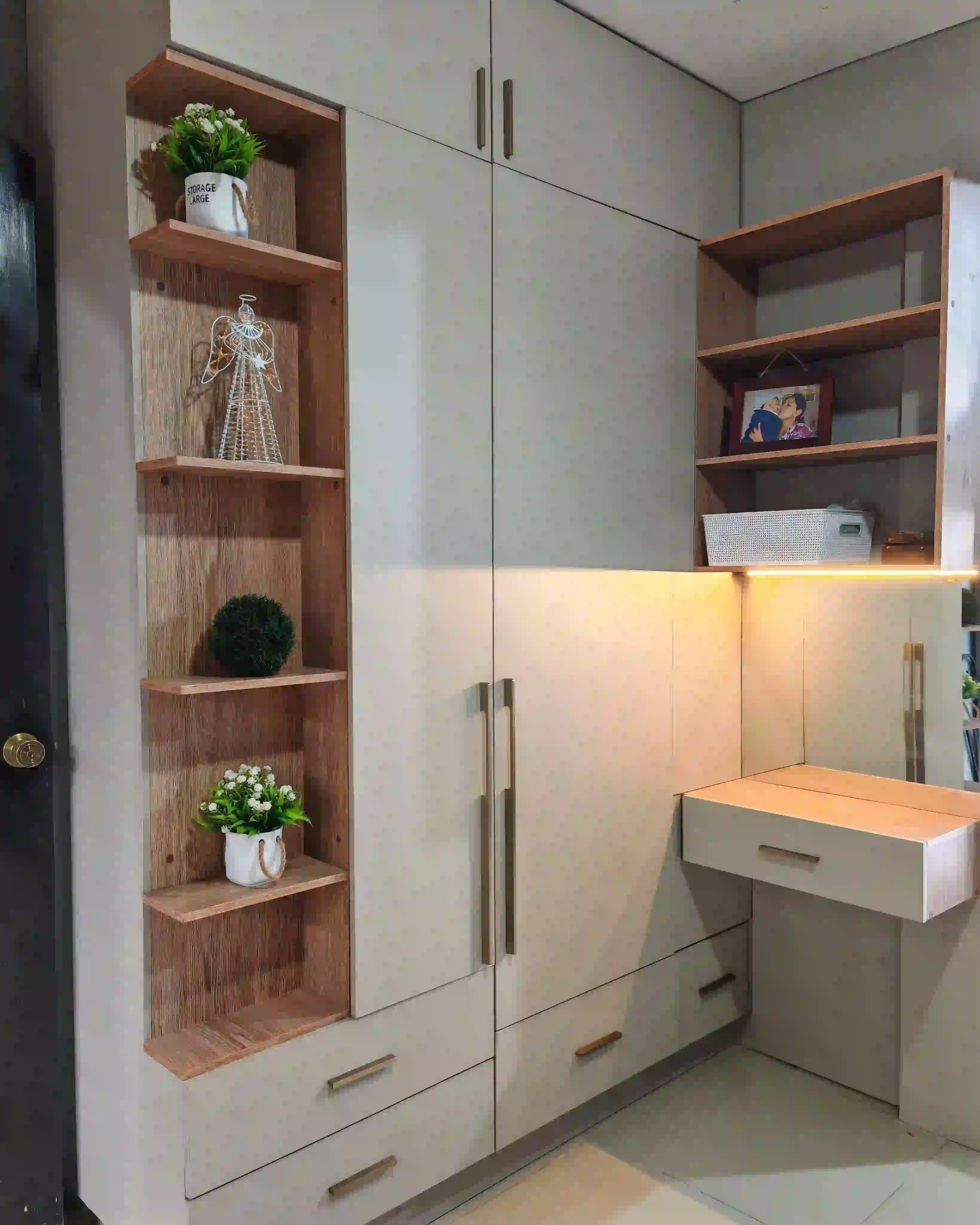 Closet de madera clara con puertas elegantes 18