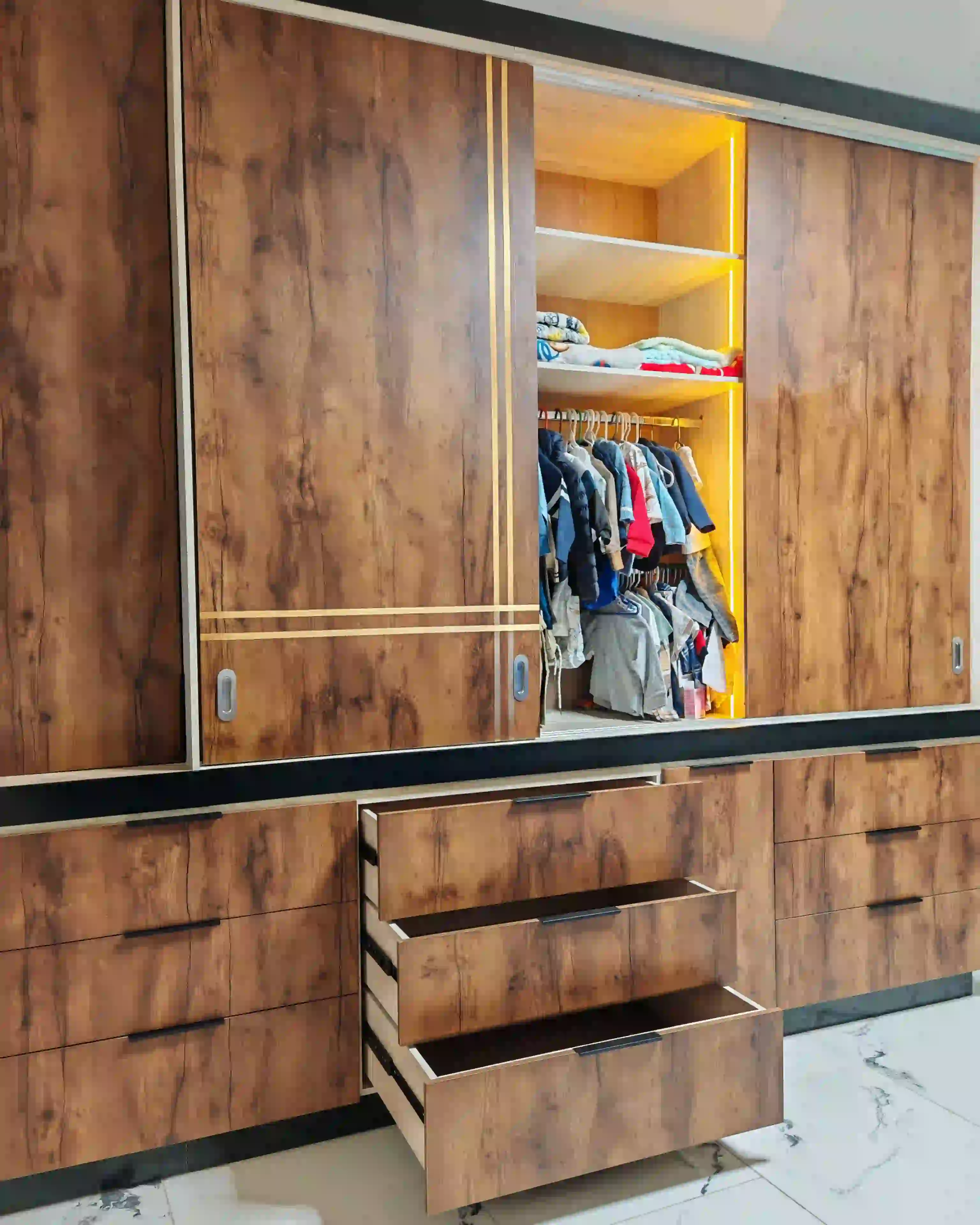 Closet moderno con estantes y cajones 19