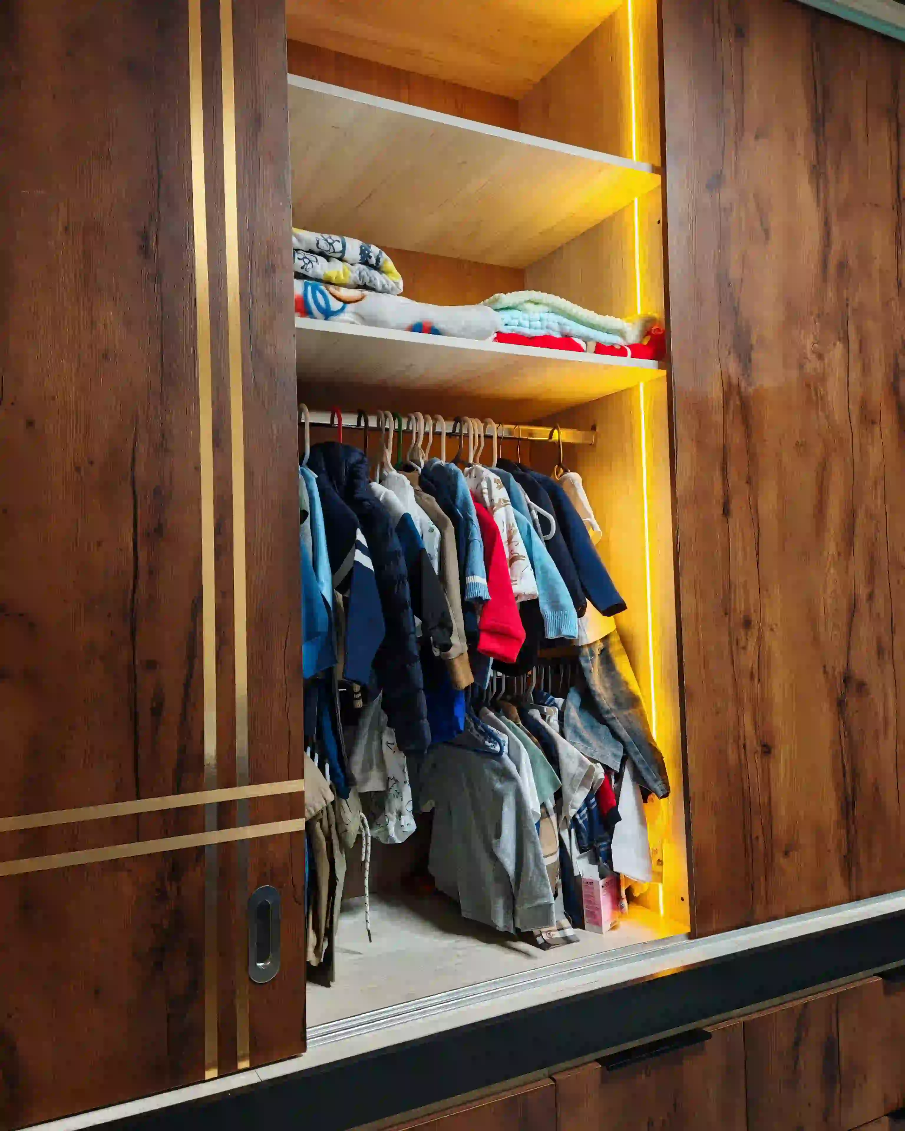 Closet funcional y moderno para dormitorio 20