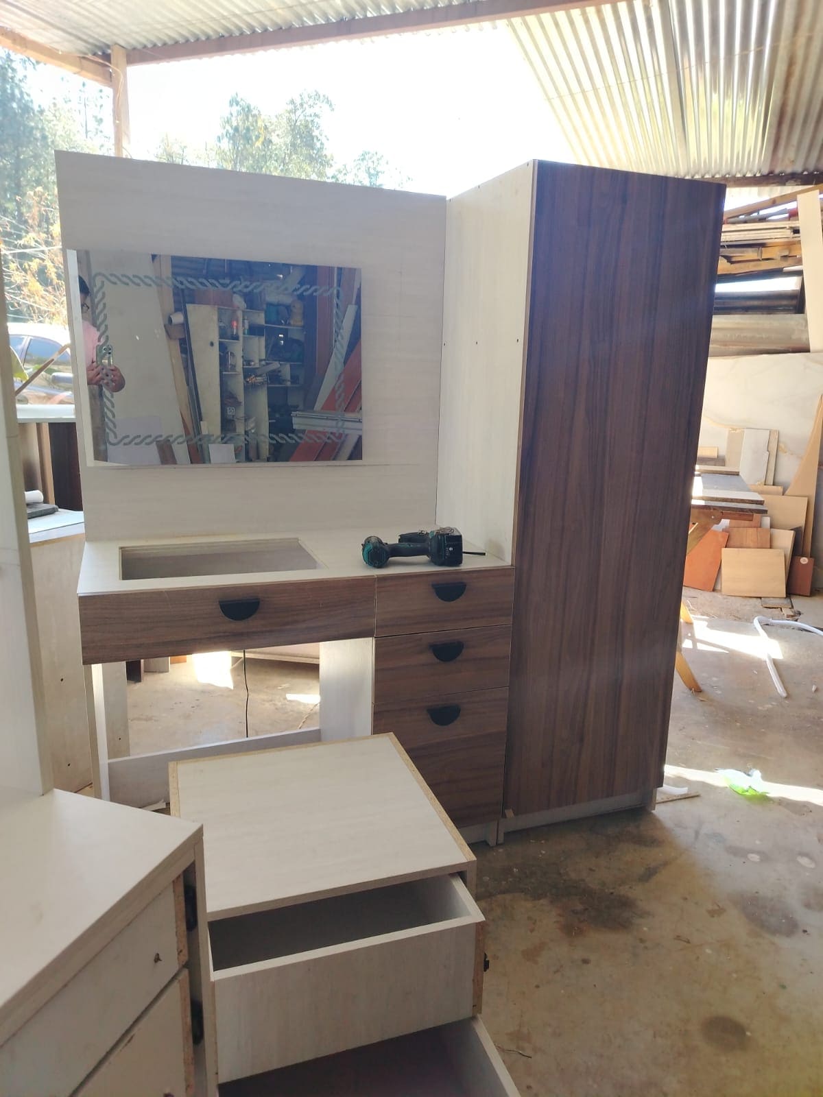 Closet funcional de madera clara 4