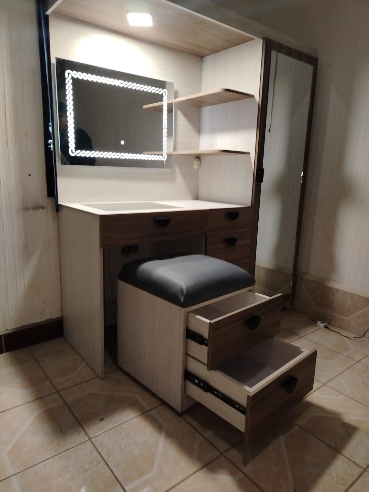 Closet moderno con estantes abiertos 5