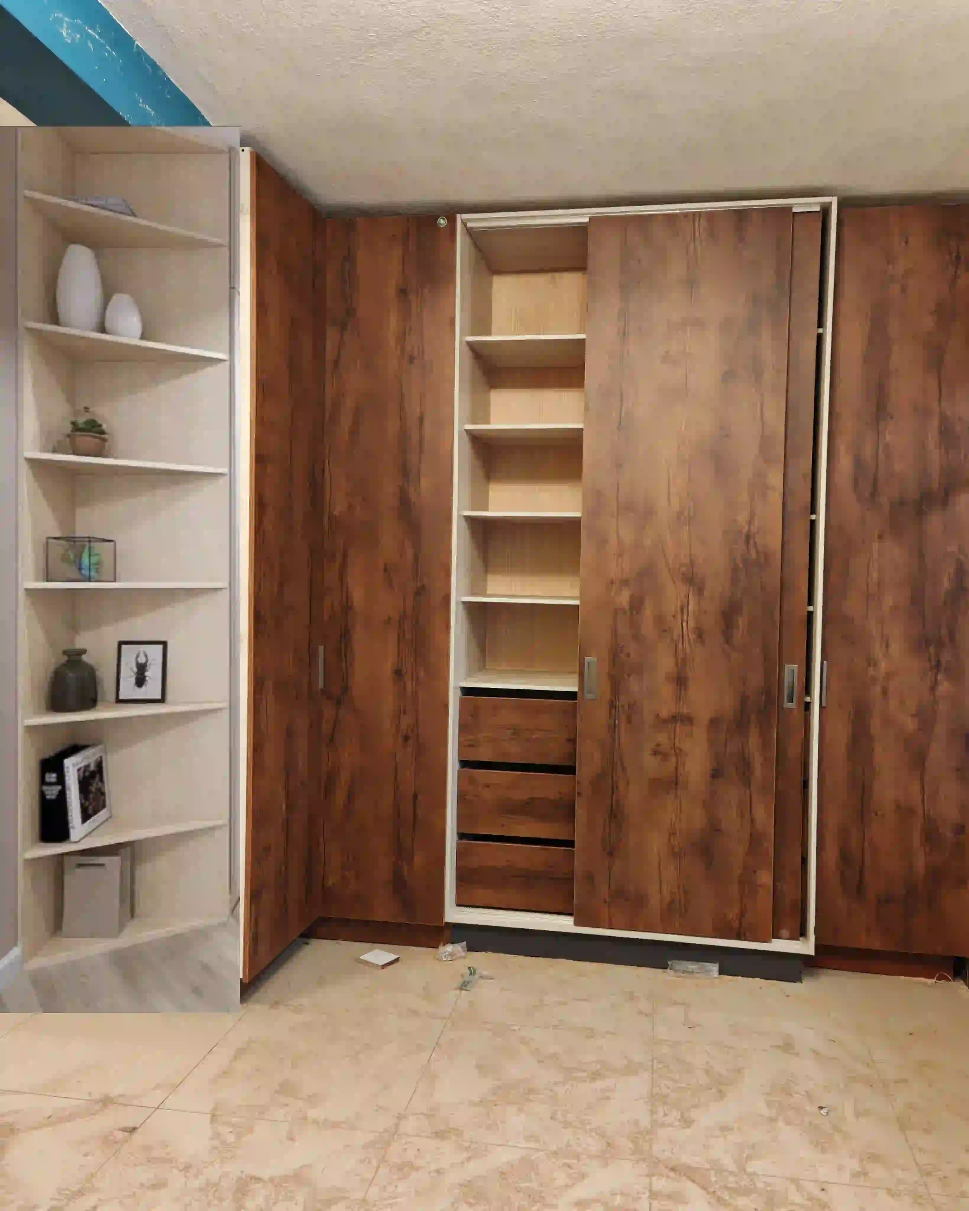 Closet minimalista de madera oscura 7