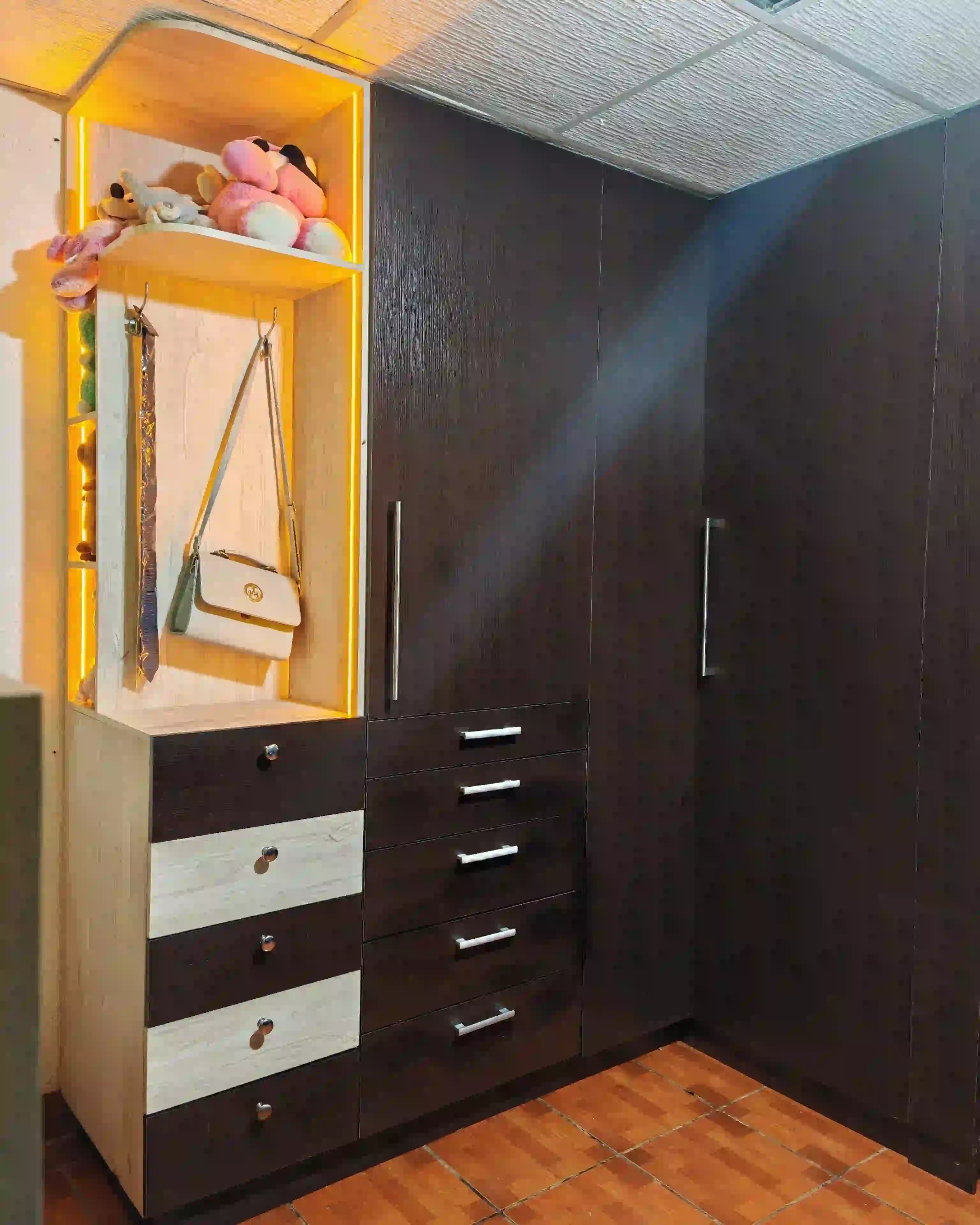 Closet con puertas corredizas modernas 8