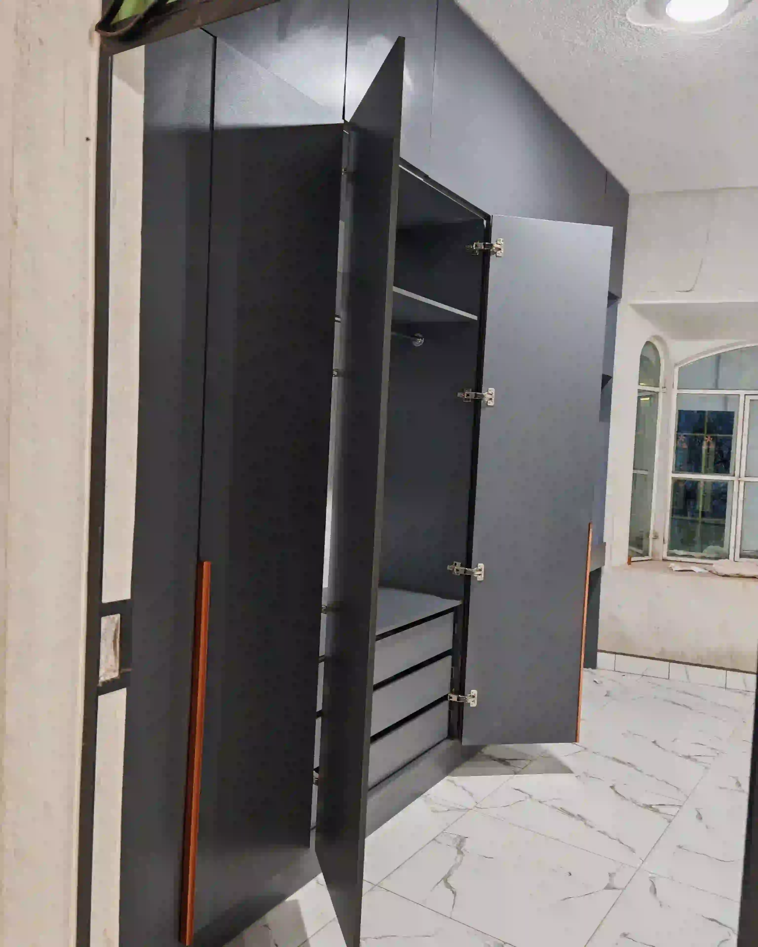 Closet espacioso con compartimentos 9