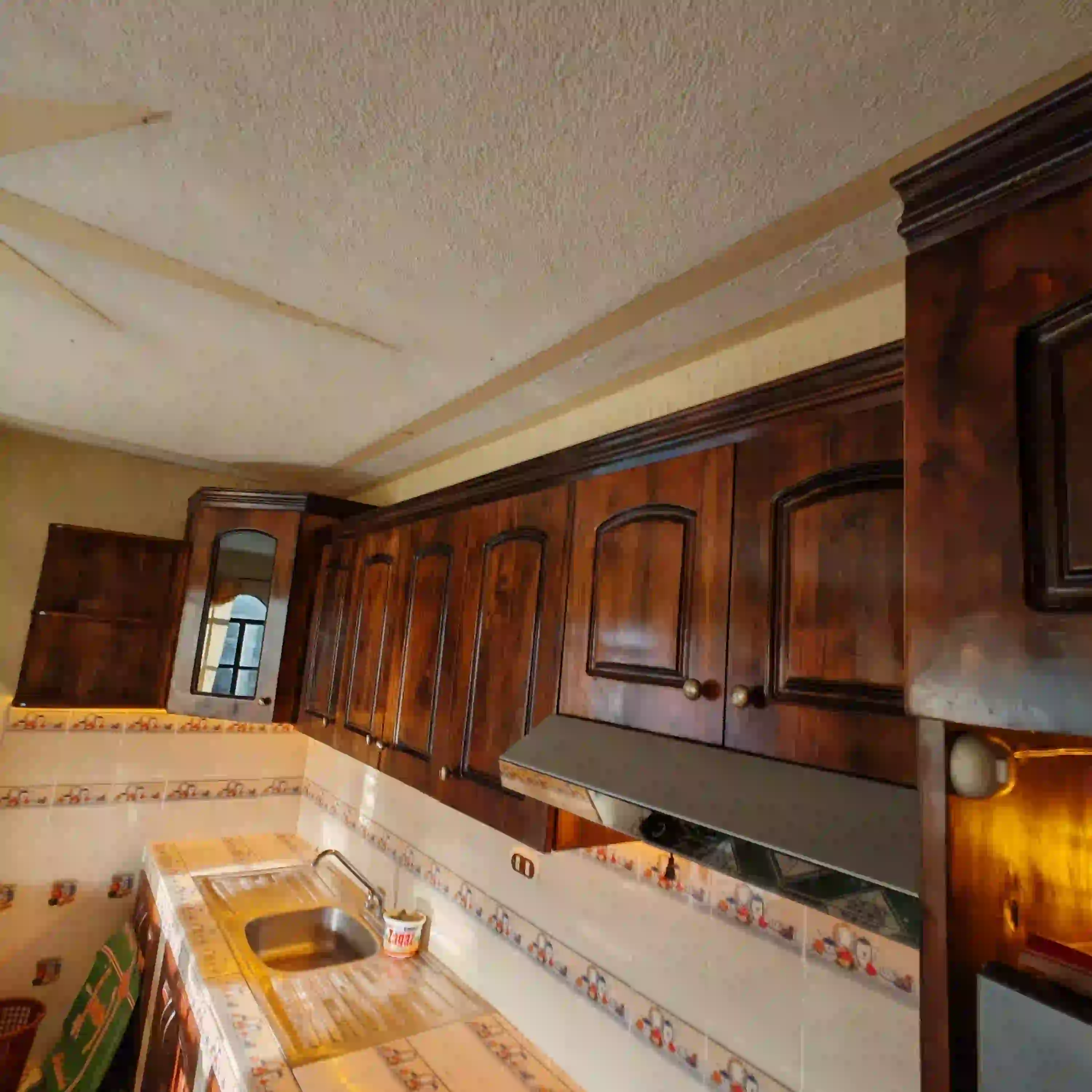 Cocina integral moderna con diseño elegante 1