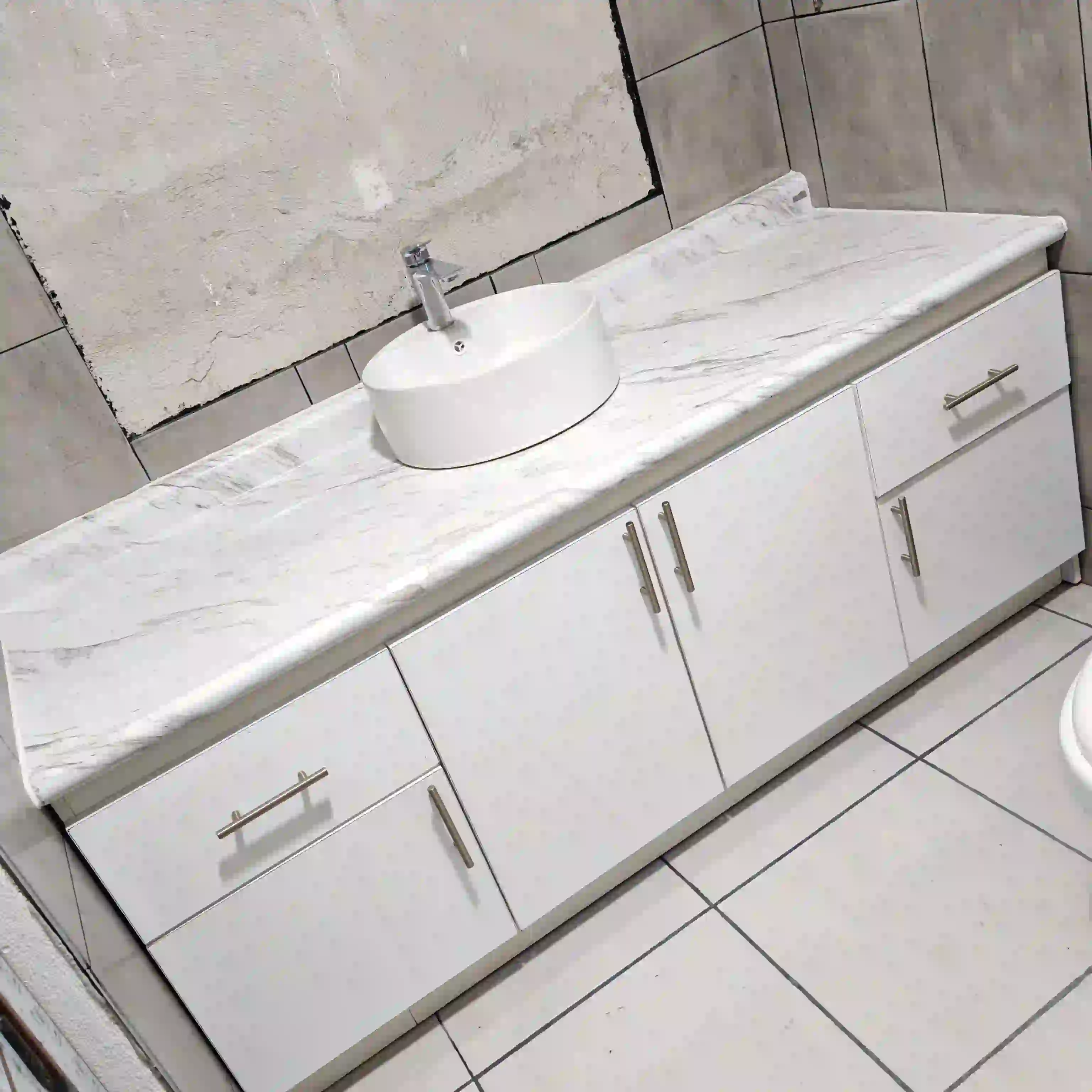 Diseño de cocina integral con acabados modernos 3