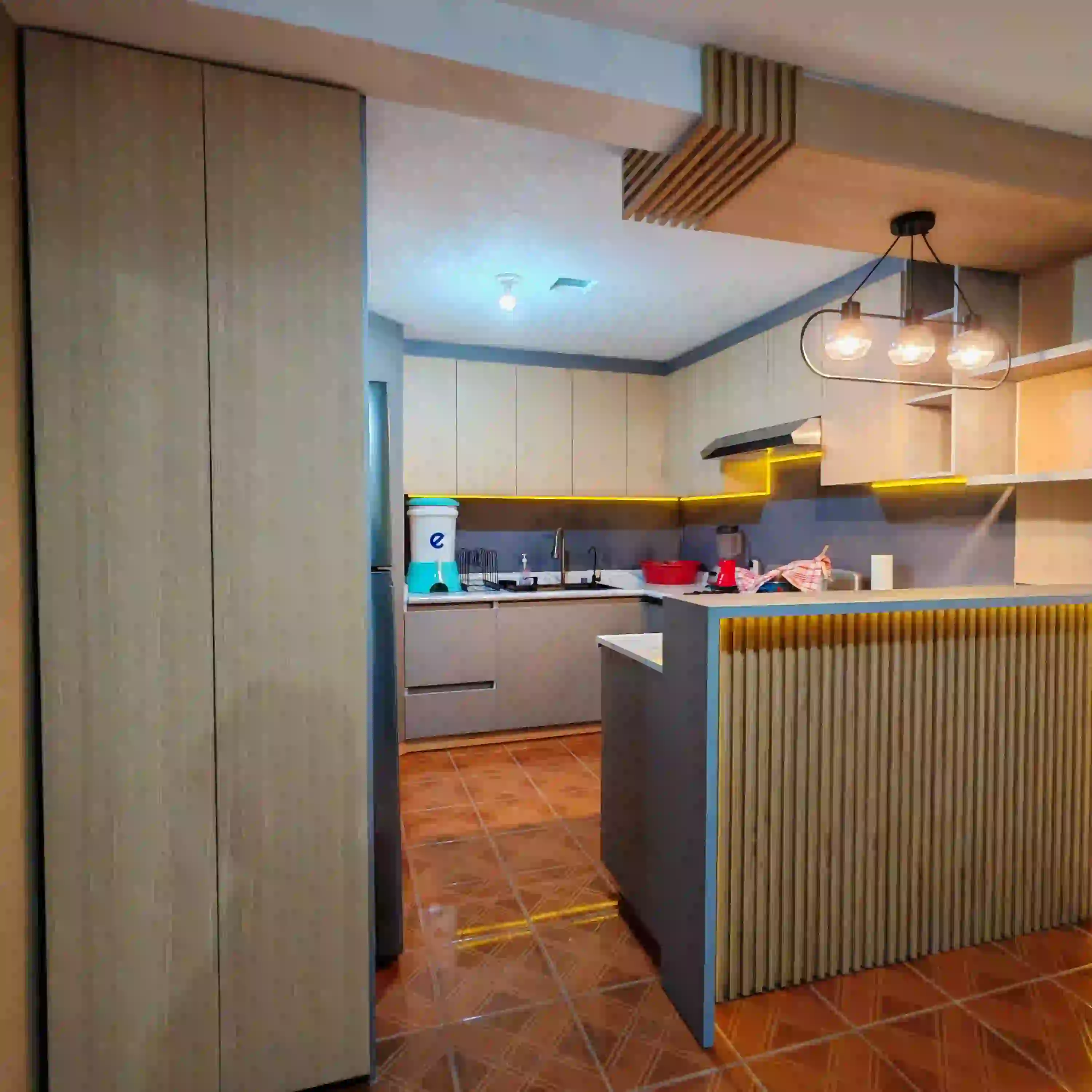 Cocina integral con combinación de colores 6