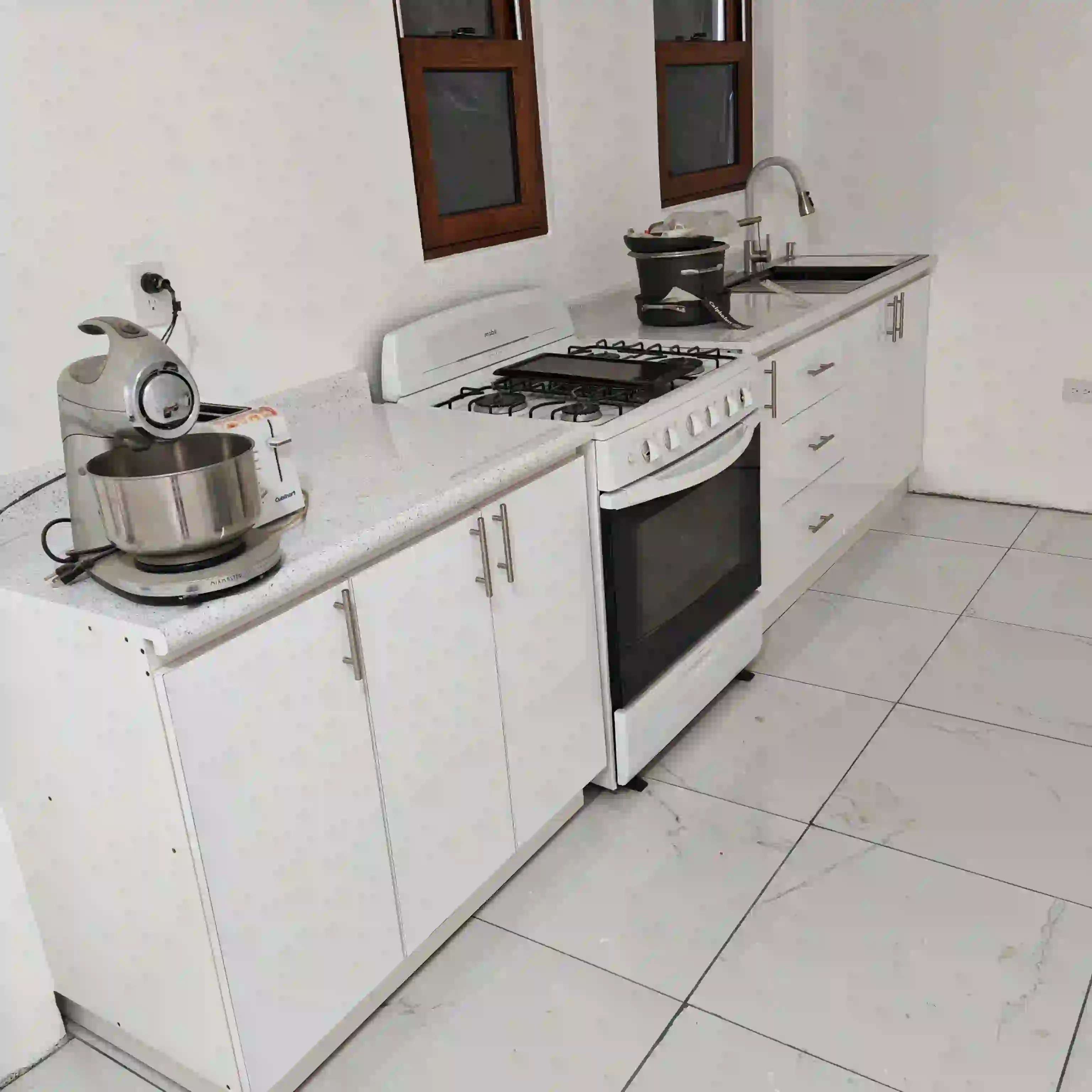 Cocina integral funcional con estanterías 8