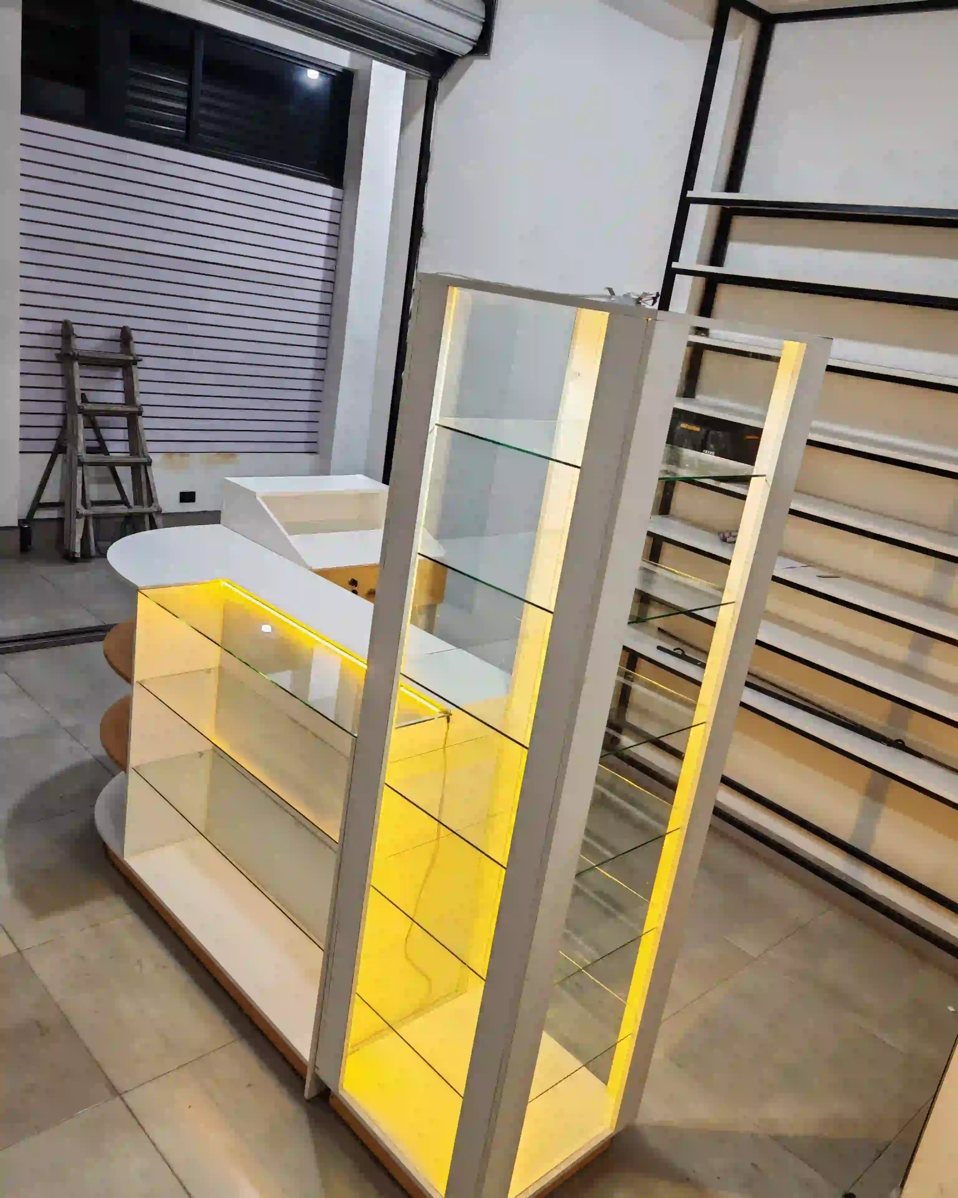 Mobiliario comercial para empresas 12